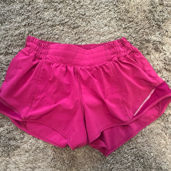 lululemon athletica Pants - SIZE 6 REG HOTTY HOT LOW-RISE LINED SHORT 2.5” IN MAGENTA PURPLE.